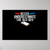 Onderschat nooit de oude kerel Cornhole Poster (Voorkant)
