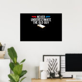 Onderschat nooit de oude kerel Cornhole Poster (Thuiskantoor)