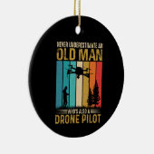 Onderschat nooit de oude Man bestuurder Keramisch Ornament (Rechts)