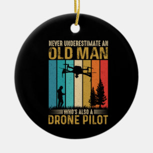 Onderschat nooit de oude Man bestuurder Keramisch Ornament