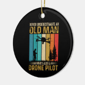 Onderschat nooit de oude Man bestuurder Keramisch Ornament (Links)