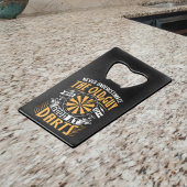 Onderschat nooit de oude man die goed is in darten creditkaart flessenopener