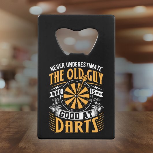 Onderschat nooit de oude man die goed is in darten creditkaart flessenopener