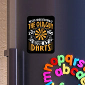 Onderschat nooit de oude man die goed is in darten magneet