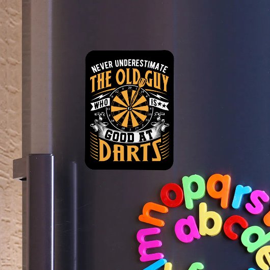Onderschat nooit de oude man die goed is in darten magneet