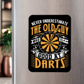 Onderschat nooit de oude man die goed is in darten magneet