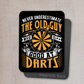 Onderschat nooit de oude man die goed is in darten magneet