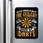 Onderschat nooit de oude man die goed is in darten magneet