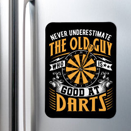 Onderschat nooit de oude man die goed is in darten magneet