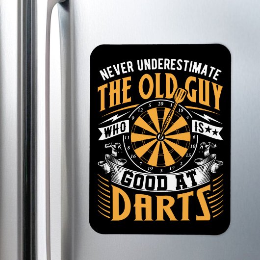 Onderschat nooit de oude man die goed is in darten magneet