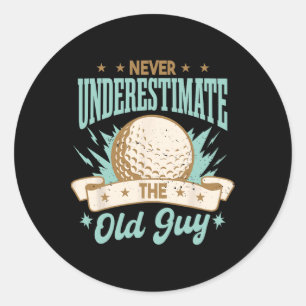 Onderschat nooit de oude man die golf speelt Grapp Ronde Sticker