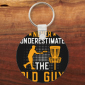 Onderschat nooit de oude man Disc Golf Frisbee Sleutelhanger (Voorkant)