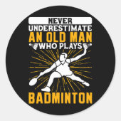 Onderschat nooit de oude Man Dminton Shuttle Ronde Sticker (Voorkant)