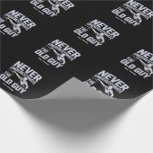 Onderschat nooit de oude man Funny Disk Golf Cadeaupapier (Hoek)