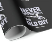 Onderschat nooit de oude man Funny Disk Golf Cadeaupapier (Rol Hoek)