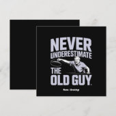 Onderschat nooit de oude man Funny Disk Golf Kaart (Voorkant / Achterkant)
