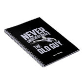 Onderschat nooit de oude man Funny Disk Golf Notitieboek (Rechterzijde)