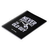 Onderschat nooit de oude man Funny Disk Golf Notitieboek (Linkerzijde)