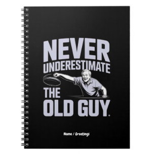 Onderschat nooit de oude man Funny Disk Golf Notitieboek