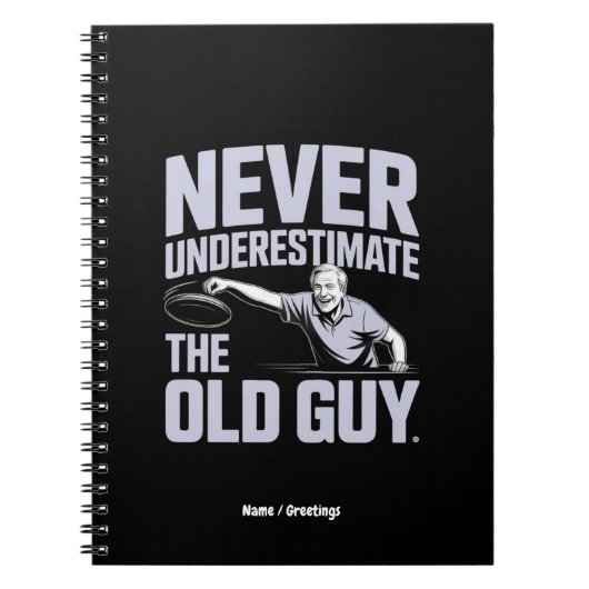 Onderschat nooit de oude man Funny Disk Golf Notitieboek (Voorkant)