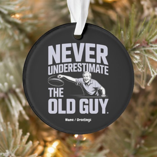 Onderschat nooit de oude man Funny Disk Golf Ornament (Boom)