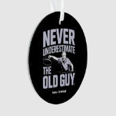 Onderschat nooit de oude man Funny Disk Golf Ornament (voorkant)