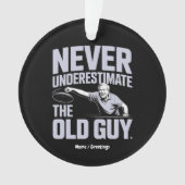 Onderschat nooit de oude man Funny Disk Golf Ornament (voorkant)