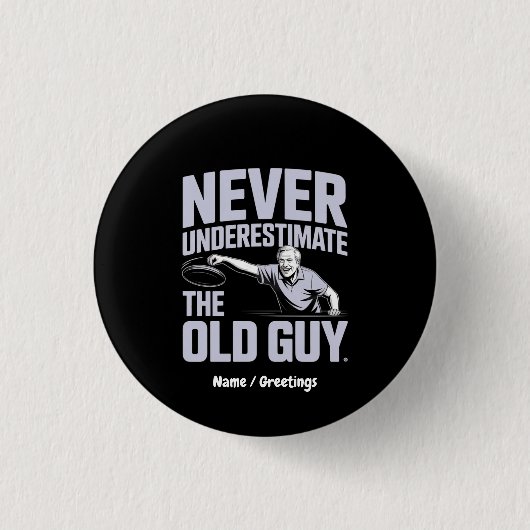 Onderschat nooit de oude man Funny Disk Golf Ronde Button 3,2 Cm (Voorkant)