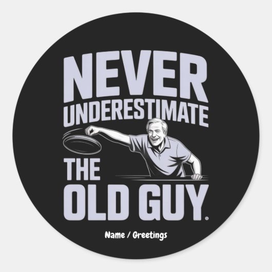 Onderschat nooit de oude man Funny Disk Golf Ronde Sticker (Voorkant)