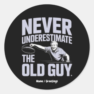 Onderschat nooit de oude man Funny Disk Golf Ronde Sticker