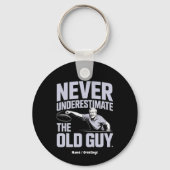 Onderschat nooit de oude man Funny Disk Golf Sleutelhanger (Voorkant)