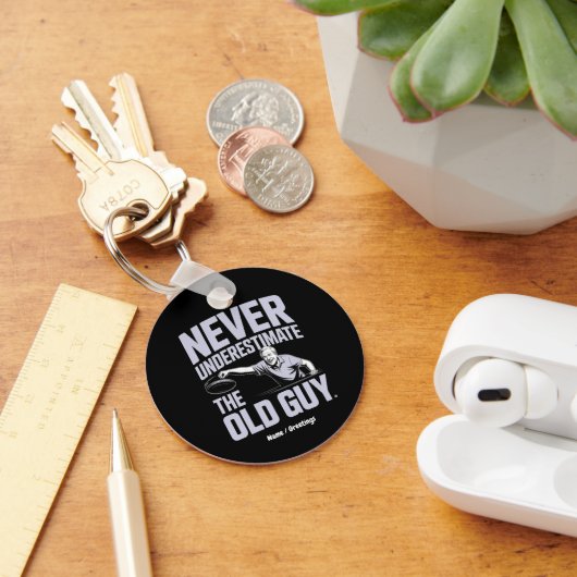 Onderschat nooit de oude man Funny Disk Golf Sleutelhanger (Bureau)