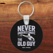 Onderschat nooit de oude man Funny Disk Golf Sleutelhanger (Voorkant)