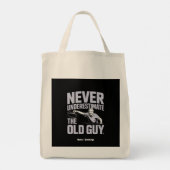 Onderschat nooit de oude man Funny Disk Golf Tote Bag (Achterkant)