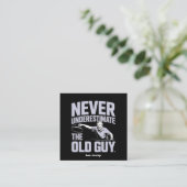 Onderschat nooit de oude man Funny Disk Golf Vierkante Visitekaartje (Staand voorkant)