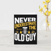 Onderschat nooit de oude man Funny Disk Golf voor Kaart (Gele Bloem)