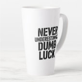 "Onderschat Nooit Dom Geluk" Spreuk Latte Mok (Rechterhoek)