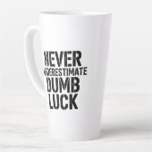 "Onderschat Nooit Dom Geluk" Spreuk Latte Mok (Linkerhoek)