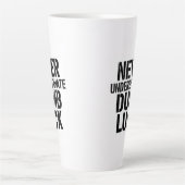 "Onderschat Nooit Dom Geluk" Spreuk Latte Mok (Voorkant)