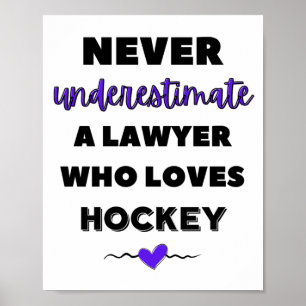 Onderschat nooit een advocaat die van hockey houdt poster