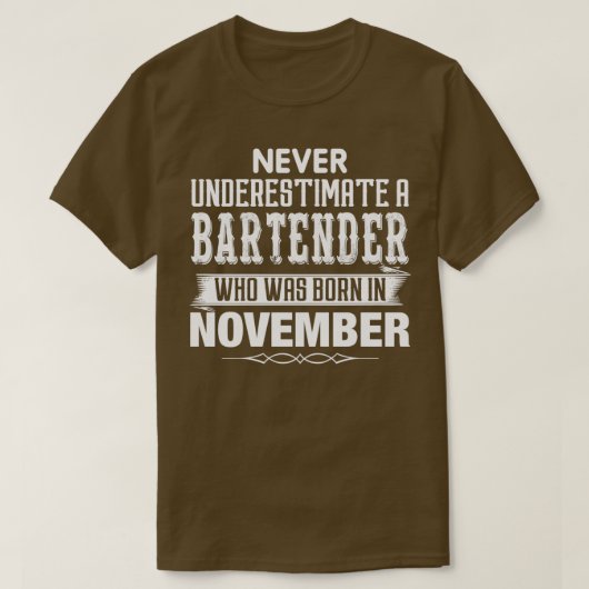 Onderschat nooit een barman die in nr. werd gebore t-shirt (Design voorkant)