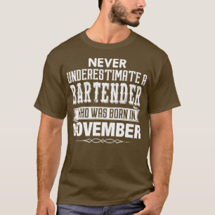 Onderschat nooit een barman die in nr. werd gebore t-shirt