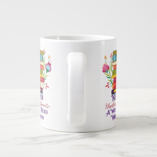 Onderschat nooit een goed gelezen vrouw mok (Achterkant)