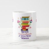 Onderschat nooit een goed gelezen vrouw mok (Voorkant)