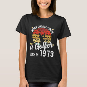 Onderschat nooit een Golfer geboren in 1973 Golfin T-shirt