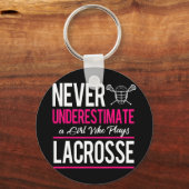 Onderschat nooit een gril die Lacrosse Lacr speelt Sleutelhanger (Voorkant)