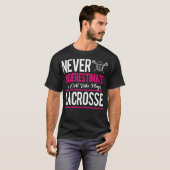 Onderschat nooit een gril die Lacrosse Lacr speelt T-shirt (Voorkant volledig)