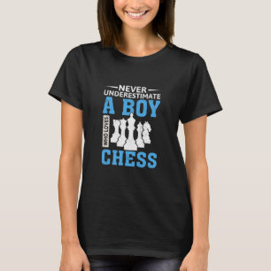 Onderschat nooit een jongen die van schaken houdt t-shirt