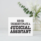 Onderschat nooit een Justitiële Assistent Briefkaart (Staand voorkant)