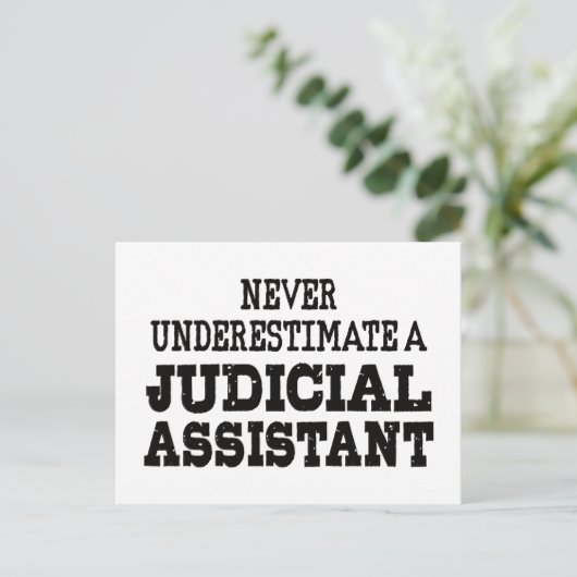 Onderschat nooit een Justitiële Assistent Briefkaart (Staand voorkant)